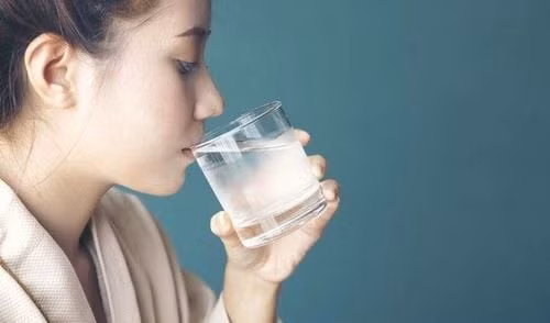 Người mắc cúm nên duy trì uống nhiều nước và nghỉ ngơi hợp lý.