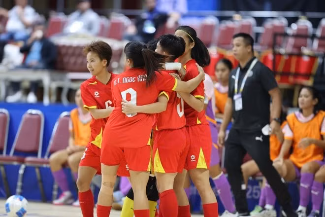 Đội tuyển Futsal Nữ Việt Nam "giải quyết" trận chung kết chỉ sau hơn 10 phút. (Ảnh: VFF)