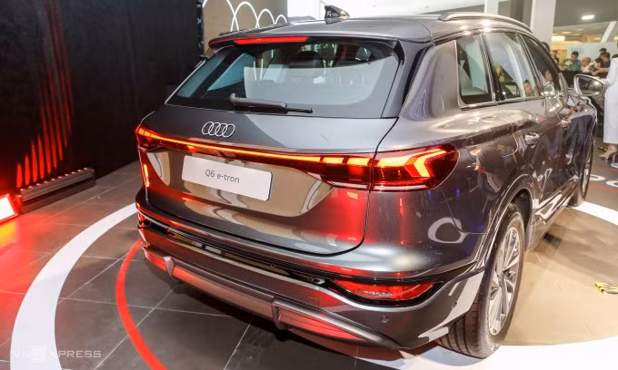 Đèn hậu LED Q6 e-tron nối dài hai bên. Ảnh: Lương Dũng
