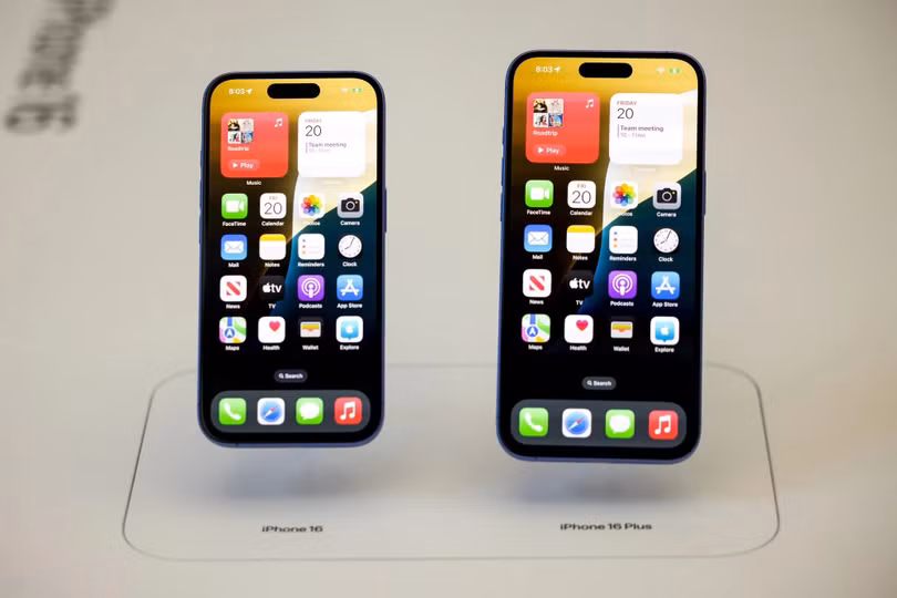 Giá bán iPhone 17 có thể phải chịu tác động kép. Ảnh: Bloomberg.