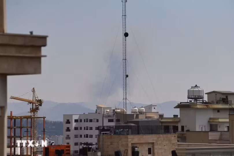 Khói bốc lên từ địa điểm ở Tehran, Iran sau các cuộc không kích, ngày 7/4/2026. (Ảnh: THX/TTXVN phát)