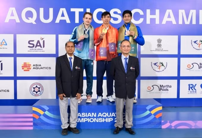 Nguyễn Huy Hoàng (giữa) giành HC vàng bơi 1.500 tự do nam tại giải vô địch châu Á 2025 tại Ấn Độ ngày 29/9/2025. Ảnh: Liên đoàn bơi Ấn Độ