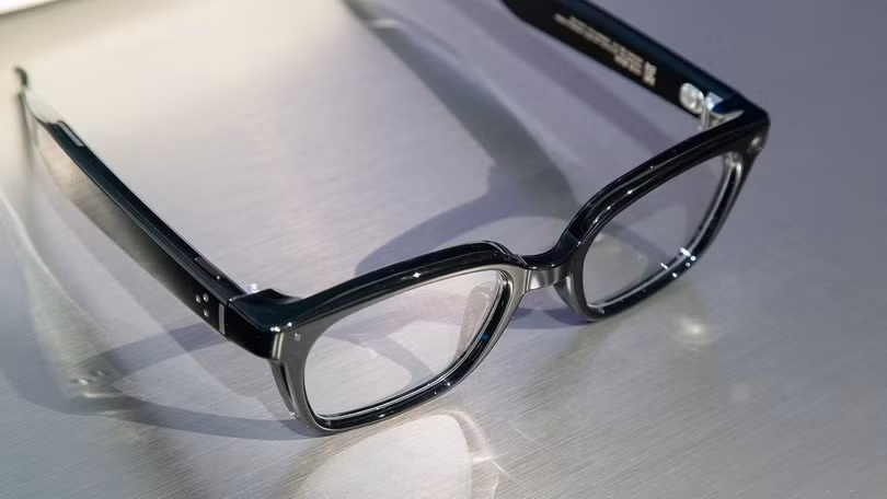 Theo Samsung, một số thành phần trên sản phẩm được thiết kế riêng. Bản lề và gọng kính dùng công nghệ tiên tiến, chịu lực xoắn và kéo mạnh. Model có thể hoạt động liên tục trong 9 tiếng, con số lần đầu được công bố. Ảnh: Android Central.