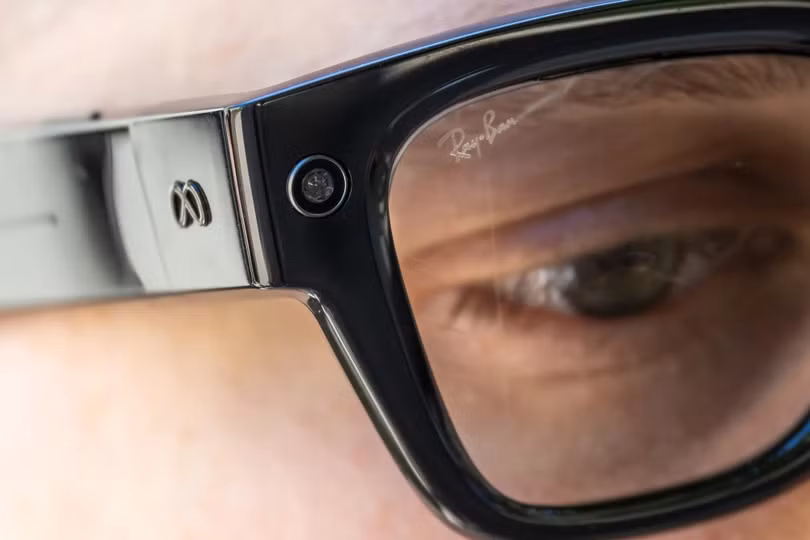 Meta thống trị thị trường từ năm 2021 với nhiều dòng kính khác nhau, trong đó có Ray-Ban. Theo IDC, công ty sở hữu Facebook nắm giữ 69,2% thị phần kính thông minh quý I. Gần đây, hãng mở rộng danh mục sản phẩm khi ra mắt kính giá rẻ (300 USD) vào tháng 5. Trước đó, công ty trình làng Meta Ray-Ban Display (ảnh) với màn hình tích hợp, giá 800 USD. Ảnh: Bloomberg.