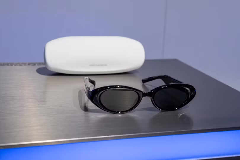 Tại sự kiện Unpacked 2026, Samsung tiếp tục trưng bày mẫu kính thông minh hợp tác phát triển cùng Google, Warby Parker và Gentle Monster. Công ty Hàn Quốc cung cấp thêm vài thông tin về kính trước khi ra mắt vào cuối năm, gồm thời lượng pin và độ bền. Ảnh: Bloomberg.
