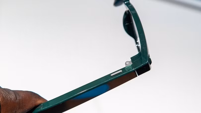 Samsung ưu tiên duy trì cảm giác đeo thoải mái khi sắp xếp các bộ phận trong kính, gồm pin và loa để phân bổ trọng lượng. Hãng cũng đảm bảo người dùng không cảm nhận hơi nóng khi thiết bị tản nhiệt. Bản thân sản phẩm đã trải qua quá trình thử nghiệm về kháng nước, nhiệt, độ ẩm, mồ hôi và kem chống nắng, Choi cho biết. Ảnh: Android Central.