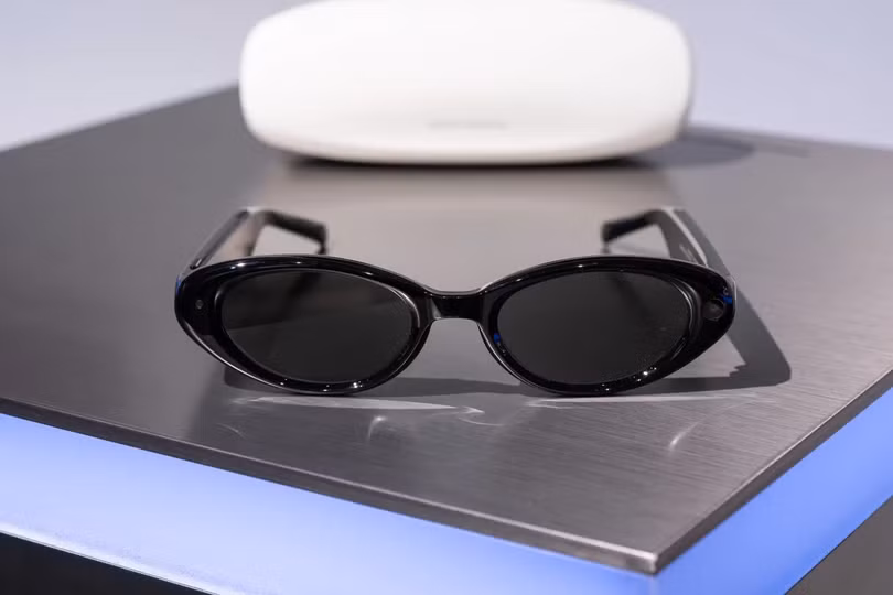 Nhà phân tích Francisco Jeronimo từ IDC dự đoán kính thông minh Samsung có giá khoảng 600-700 USD. Tuy nhiên, hãng có thể gặp rủi ro nếu định giá cao mà "không cung cấp nhiều hơn" những gì Meta Ray-Ban mang đến. Ảnh: Gizmodo.