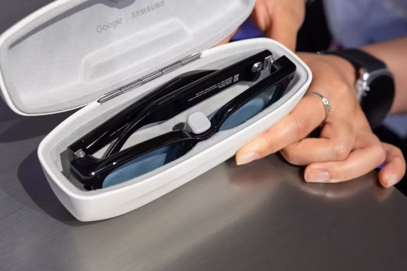 Nhờ loa ngoài tích hợp, kính có thể tóm tắt tin nhắn từ smartphone rồi đọc thành tiếng. Theo CNBC, sản phẩm sở hữu chip Snapdragon AR1 Gen1 của Qualcomm, cần kết nối smartphone để hoạt động. Thiết bị kèm hộp sạc di động, ngoại hình giống hộp kính thời trang. Ảnh: Bloomberg.