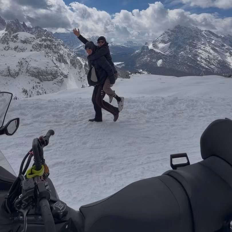 Bennett cõng bạn trên vùng núi tuyết Dolomites ở Italy. Ảnh: CNN