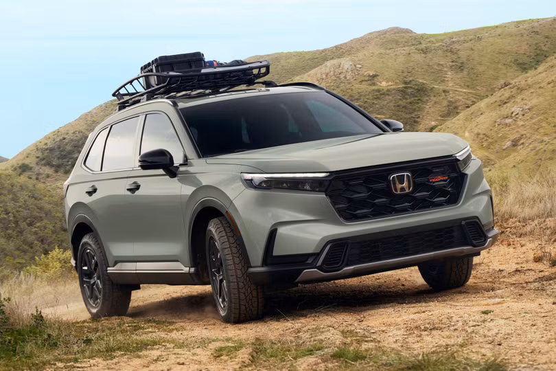 Honda CR-V TrailSport Hybrid được trang bị động cơ 4 xy-lanh 2.0L và 2 động cơ điện phụ trợ, cho ra công suất tổng hợp tối đa 207 mã lực và mô-men xoắn 336 Nm.