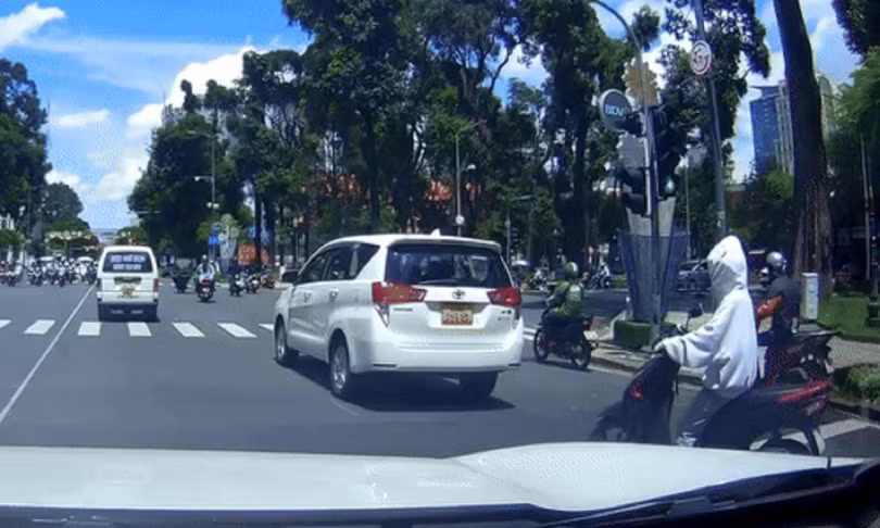 Trong tình huống bị xe tạt đầu, yếu tố quyết định không phải là phản xạ nhanh mà là phản xạ đúng