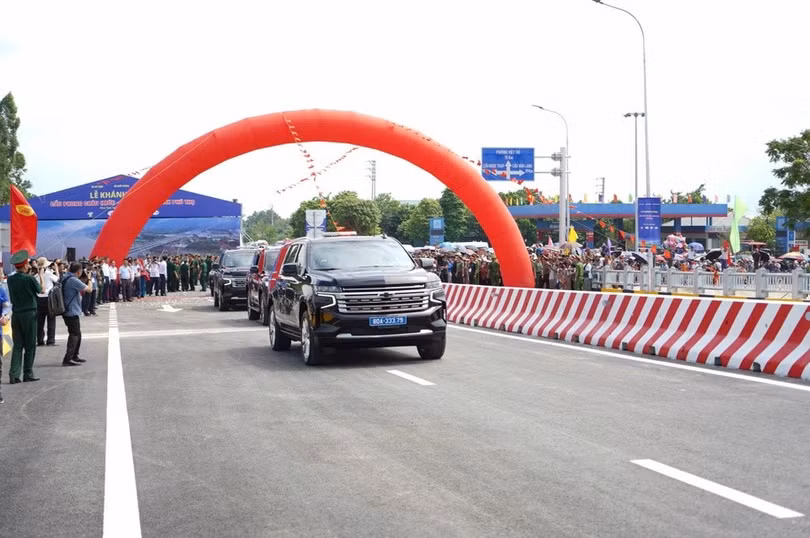 Cầu Phong Châu thông xe sáng nay. Ảnh: Bộ Xây dựng.