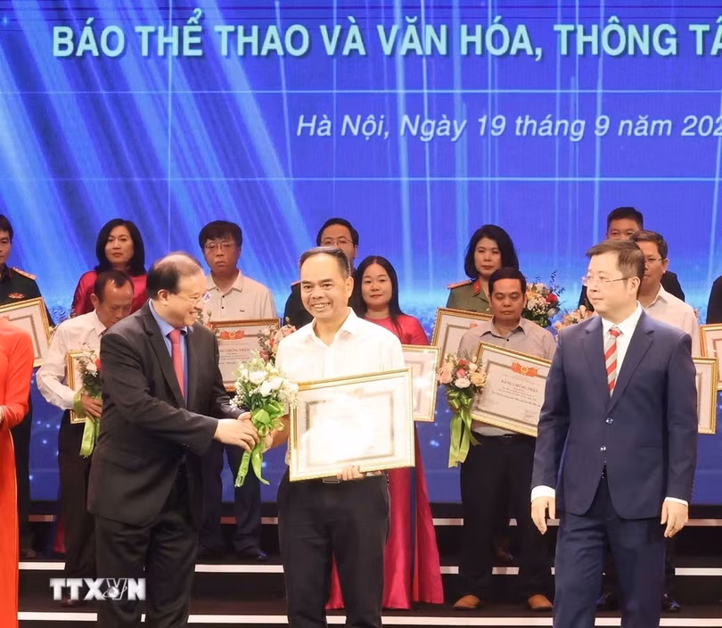 Báo Thể thao và Văn hóa, Thông tấn xã Việt Nam nhận tặng thưởng Tập thể có thành tích tuyên truyền về công tác lý luận, phê bình văn học nghệ thuật. (Ảnh: Phương Hoa/TTXVN)