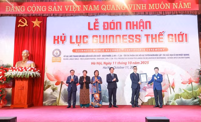 Tác giả Chu Nhật Quang nhận kỷ lục Guinness cho bức tranh cỡ lớn và đặc biệt của mình.