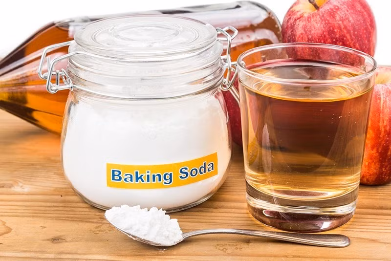 Kết hợp giấm và baking soda để đạt được hiệu quả làm sạch thớt tối ưu nhất.
