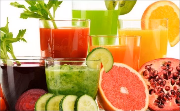 Nên uống nước ép trái cây sau khi dùng bữa buổi tối