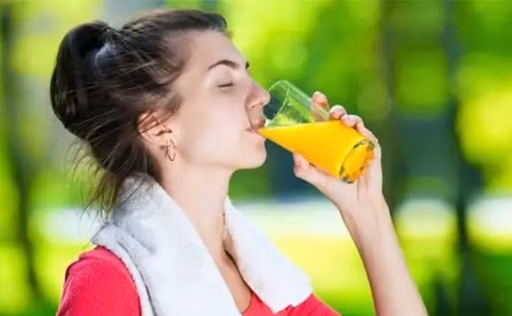 Uống nước ép sau buổi tập giúp bù nước cho cơ thể.