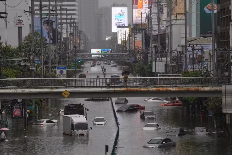 Tuyến phố với nhiều phương tiện bị ngập trong nước ở Bangkok, Thái Lan ngày 26/9. Ảnh: AP