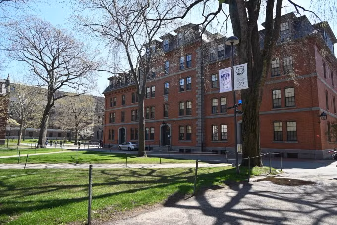 Khuôn viên Đại học Harvard, thành phố Cambridge, bang Massachusetts ngày 22/4. Ảnh: AFP