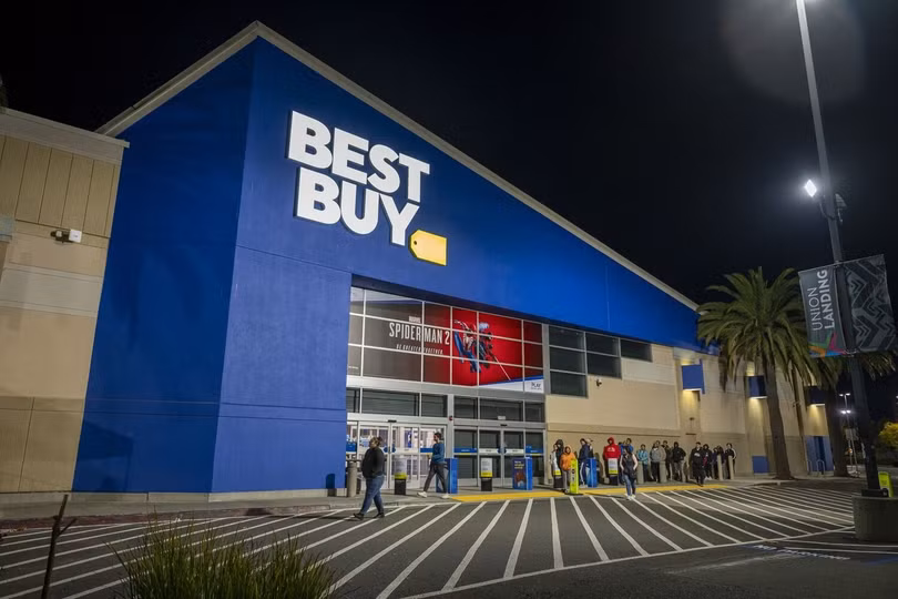 Người mua hàng xếp hàng chờ bên ngoài cửa hàng Best Buy ở California vào dịp Black Friday năm 2023. Ảnh: David Paul Morris/Bloomberg.