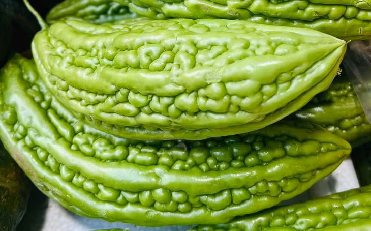 Mướp đắng khi dùng sống có vị đắng, tính lạnh, có tác dụng thanh nhiệt giải thử, giải độc, tiêu thũng...