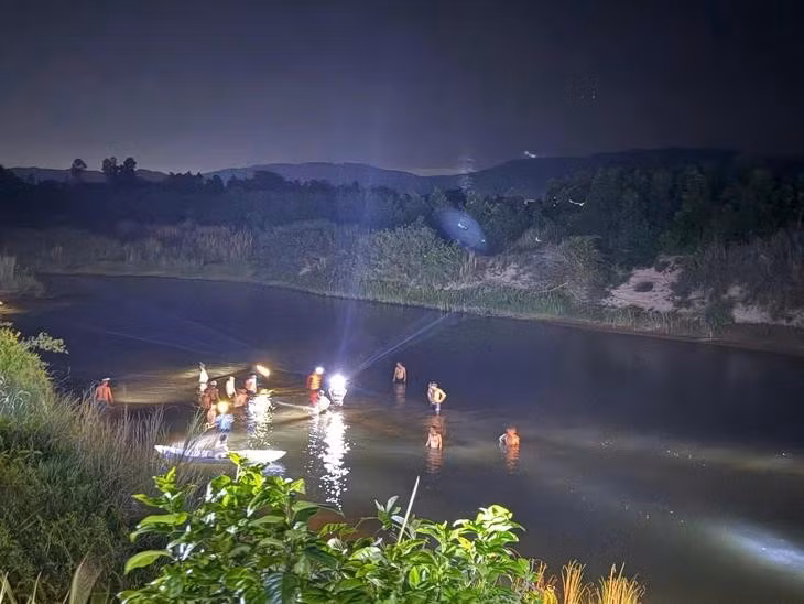 Tối 16/5, lực lượng chức năng tìm kiếm thi thể học sinh bị chết đuối - Ảnh: Minh Chiến