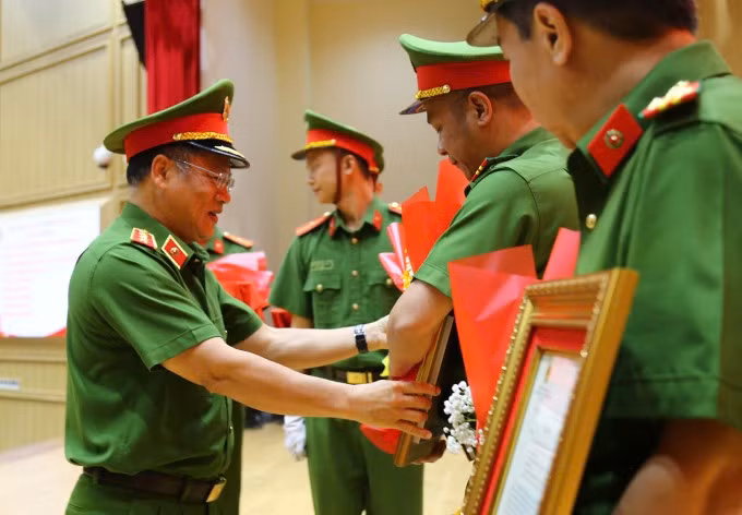 Thượng tướng Nguyễn Văn Long - Thứ trưởng Công an, trao thư khen cho lực lượng phá án, trưa 10/6. Ảnh: Quốc Thắng