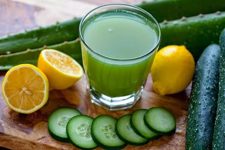 Nước ép dưa chuột và chanh giúp trung hòa acid uric.
