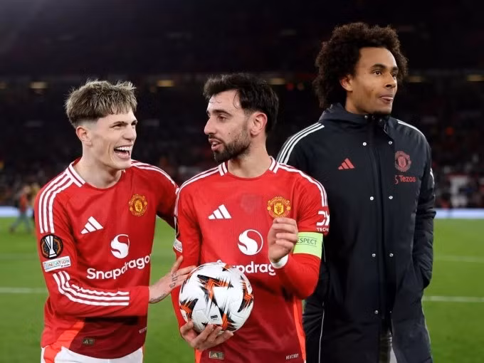 Ganarcho chia vui với đội trưởng Fernandes sau trận Man Utd thắng Sociedad 4-1 ở lượt về vòng 1/8 Europa League ngày 14/3. Ảnh: UEFA