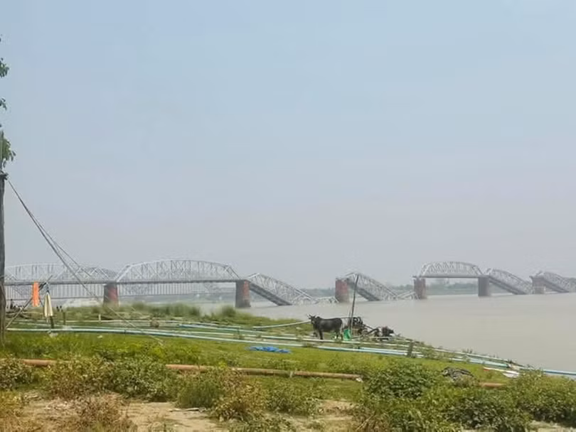 Tại vùng Sagaing, tây nam Mandalay, cây cầu 90 tuổi sập gãy, một số đoạn cao tốc nối Mandalay và Yangon hư hỏng. Ảnh: X/Viral News