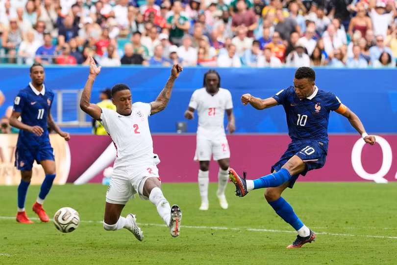 Kylian Mbappe (phải) ghi bàn thứ ba cho Pháp trong pha chịu sự truy cản của trung vệ Ezri Konsa (2) ở trận tranh giải ba World Cup gặp Anh trên sân Hard Rock, thành phố Miami Gardens, bang Florida, ngày 18/7/2026. Ảnh: AP