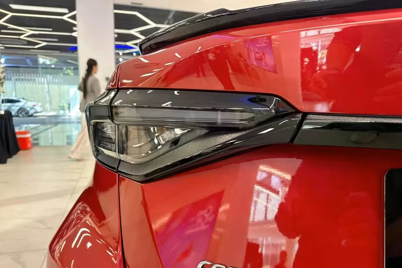 Cụm đèn hậu LED được thiết kế tối màu. Khách hàng có thể lựa chọn các màu sắc ngoại thất khác nhau như đỏ Red Mica, trắng Platinum White hay đen Attitude Black.