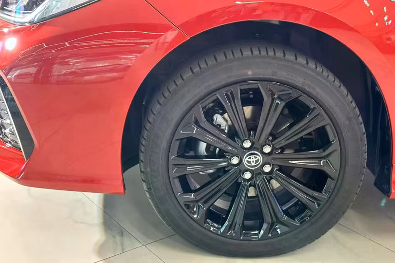 Đi kèm là bộ mâm 17 inch đa chấu được sơn đen. Hệ thống giảm xóc lò xo và thanh cân bằng cầu sau cũng được tinh chỉnh lại, phù hợp với phong cách của chiếc xe.