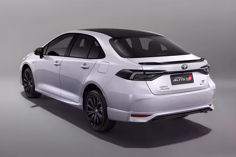 Do đó, tổng công suất của mẫu sedan hạng C này lên đến 122 mã lực. Xe cũng được trang bị hộp số e-CVT, hệ dẫn động cầu trước và bình nhiên liệu 43 L.