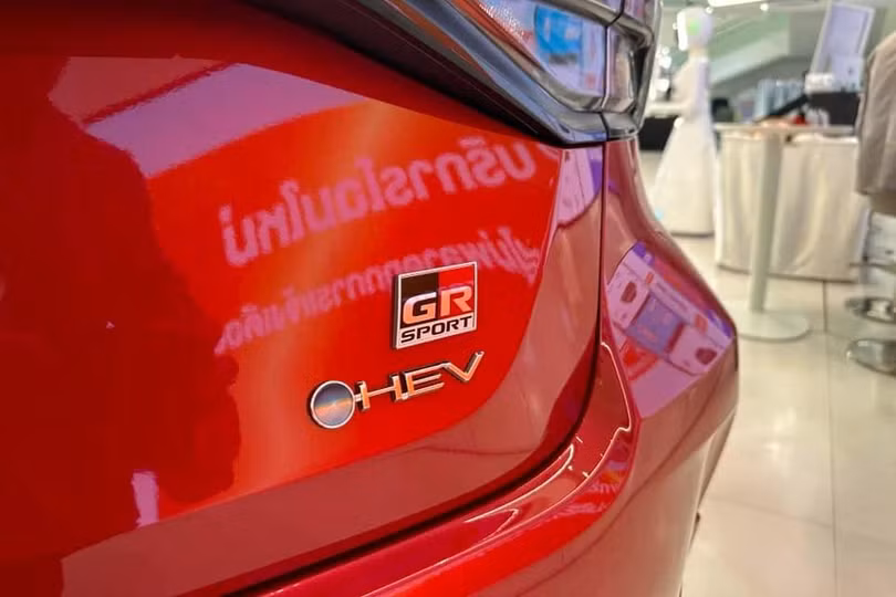 Toyota Corolla Altis HEV GR Sport có mức giá 1,129 triệu baht, tương đương khoảng 32.900 USD. Trong khi đó, phiên bản tiêu chuẩn 1.6G CVT chỉ có giá khoảng 25.700 USD.