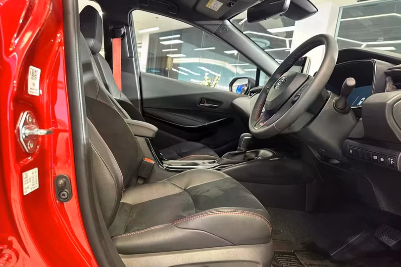 So với các phiên bản còn lại, ghế của Toyota Corolla Altis GR Sport được bọc chất liệu da lộn cùng các đường chỉ tương phản màu đỏ và ốp nội thất Smoked Silver.