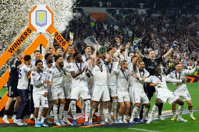 Cầu thủ Aston Villa mừng danh hiệu Europa League, trên sân Besiktas Park, Istanbul, Thổ Nhĩ Kỳ hôm 20/5. Ảnh: Reuters