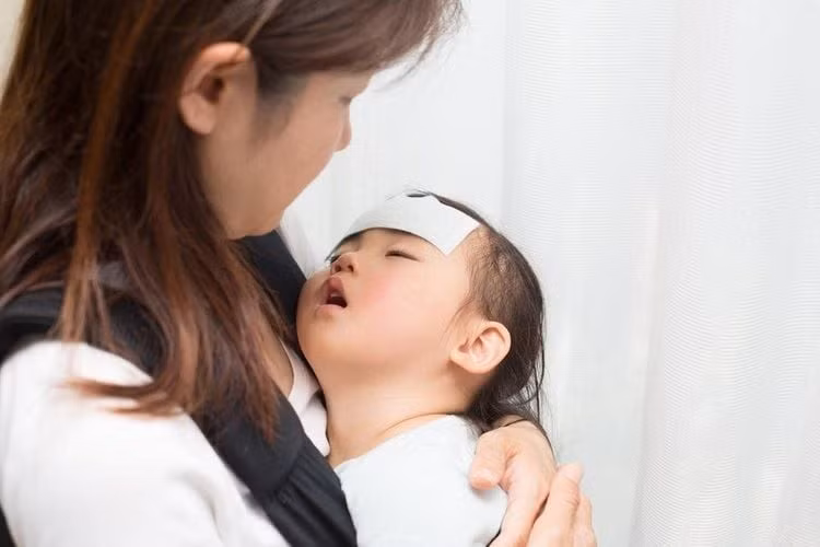 Trẻ sốt cao và mệt mỏi do viêm phổi