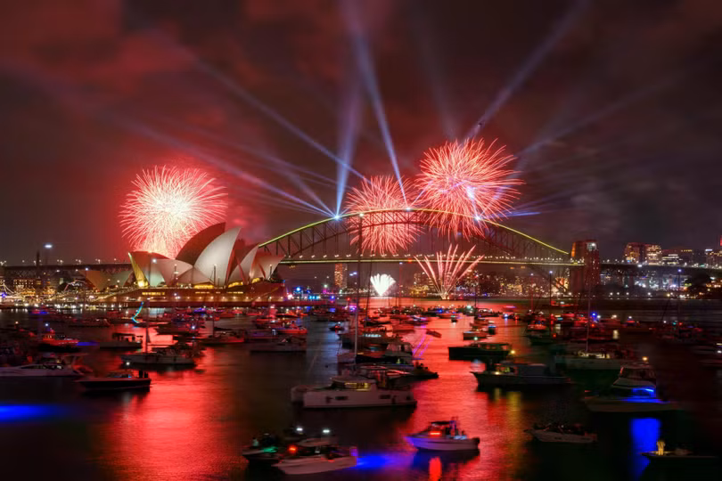 Sau các quốc đảo ở Thái Bình Dương, Australia là một trong những quốc gia đón năm mới sớm nhất trên thế giới. Màn pháo hoa thắp sáng Nhà hát Opera và Cầu cảng Sydney (Australia) ba tiếng trước buổi trình diễn chính vào lúc nửa đêm ngày 31/12. Australia đón giao thừa vào lúc 20h ngày 31/12 theo giờ Việt Nam. Ảnh: AAP.
