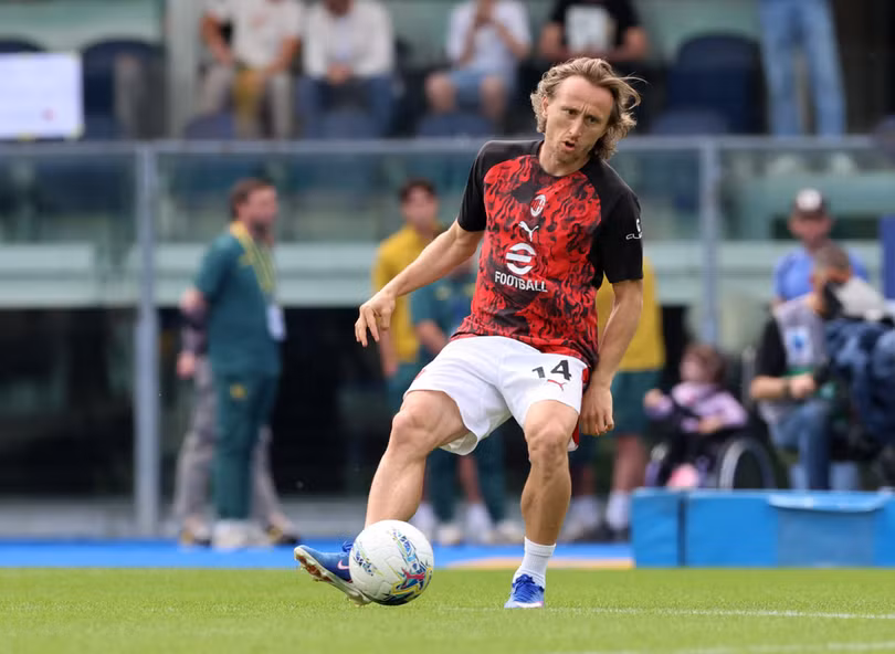 Luka Modric – người vừa gia hạn hợp đồng đến 2027 với AC Milan, khởi động trước trận Hellas Verona – AC Milan trên sân Marcantonio Bentegodi, Verona, Italy ngày 19/4/2026. Ảnh: Reuters