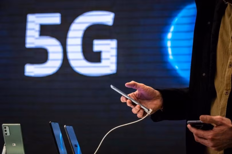 Viettel đã lắp đặt hơn 1.500 trạm BTS 5G trên khắp cả nước, trong khi VNPT cũng đạt con số 480 trạm BTS. Ảnh: Bloomberg.
