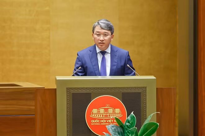 Bộ trưởng Bộ Tư pháp Nguyễn Hải Ninh phát biểu giải trình, làm rõ một số vấn đề đại biểu Quốc hội nêu. (Ảnh: TTXVN)