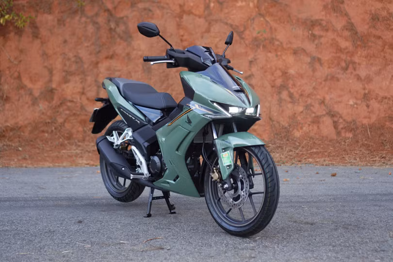 Honda vừa giới thiệu Honda Winner X thế hệ mới đến người dùng Việt. So với mẫu xe tiền nhiệm, xe đã được loại bỏ hậu tố "X" ở tên xe, thay bằng "R" đại diện cho từ "Racing".