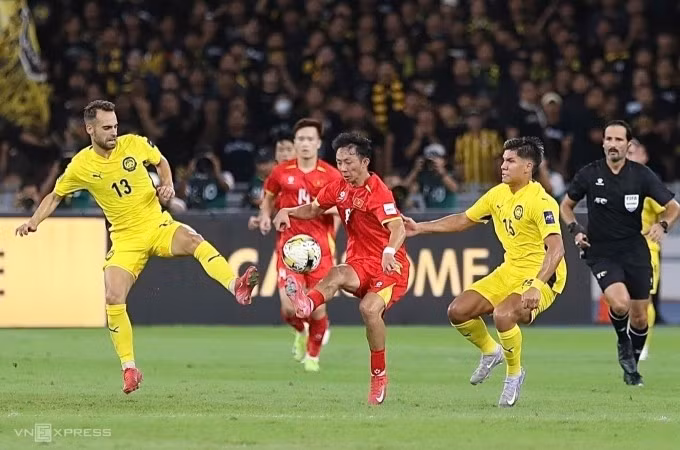 Tiền vệ nhập tịch không đủ tư cách Hector Hevel (trái) trong trận Malaysia thắng Việt Nam 4-0 ở lượt hai bảng F vòng loại cuối Asian Cup 2027, trên sân Bukit Jalil, Malaysia ngày 10/6/2025. Ảnh: Hai Tư