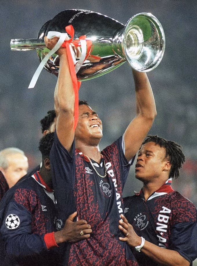 Kluivert (nâng Cup) là thành viên thế hệ vàng của Ajax và bóng đá Hà Lan, bên cạnh những ngôi sao như Clarence Seedorf, Edgar Davis, anh em nhà De Boer, Reiziger, Overmars... Ảnh: Volkskrant