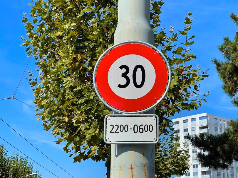 Một biển báo giới hạn tốc độ lái xe tại Lausanne. Ảnh: 20 min.ch
