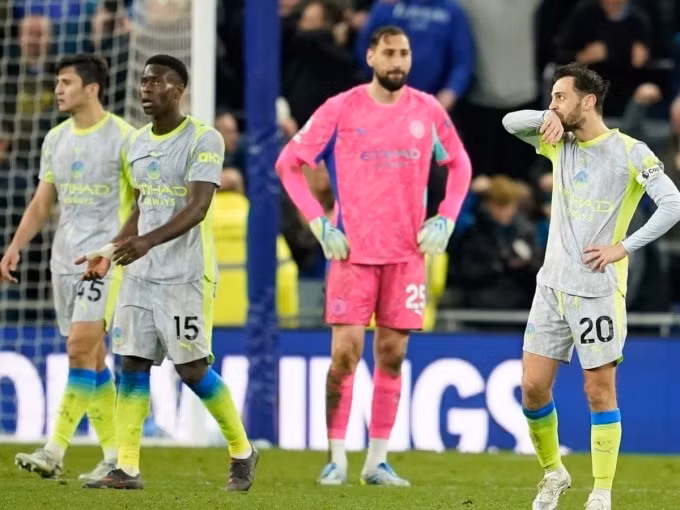 Cầu thủ Man City thất vọng sau những bàn thua ở trận gặp Everton tại vòng 35 Ngoại hạng Anh trên sân Hill Dickinson, Liverpool, Anh hôm 4/5. Ảnh: Reuters