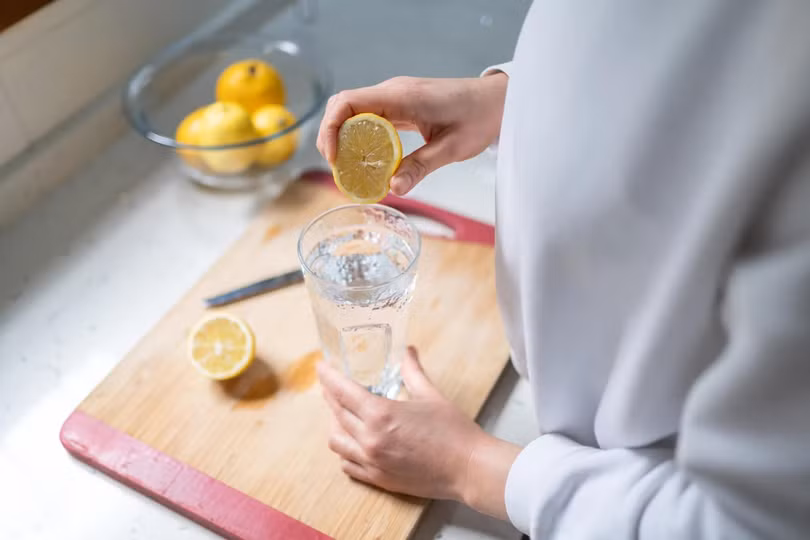 Người bệnh sỏi tiết niệu nên uống nước cam tươi, nước chanh tươi, nước ép bưởi