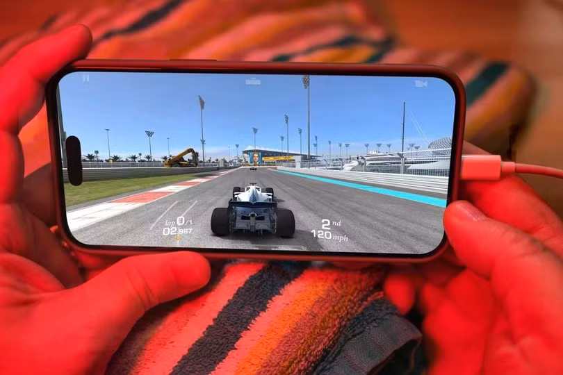Sạc pin qua đêm hoặc vừa sạc vừa chơi game đều có thể gây hại cho pin smartphone. Ảnh: CNET.