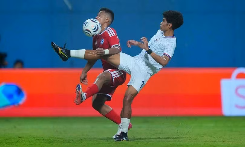 Tiền vệ Thái Lan Kakana Khamyok tranh bóng trong trận thắng Singapore 3-1 ở lượt đi bán kết ASEAN Cup 2026, trên sân Jalan Besar, Singapore ngày 15/8/2026. Ảnh: Changsuek